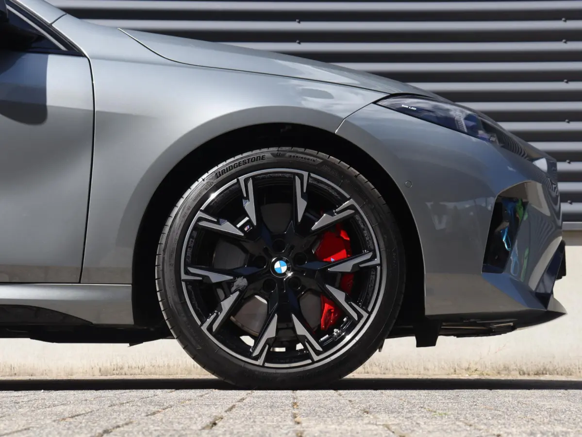 5-deurs 120 | M Sportpakket Pro | Premium Pack | Panodak | Harman Kardon | Getint Glas | Comfort Access | Elektr. Achterklep | 19'' LMV