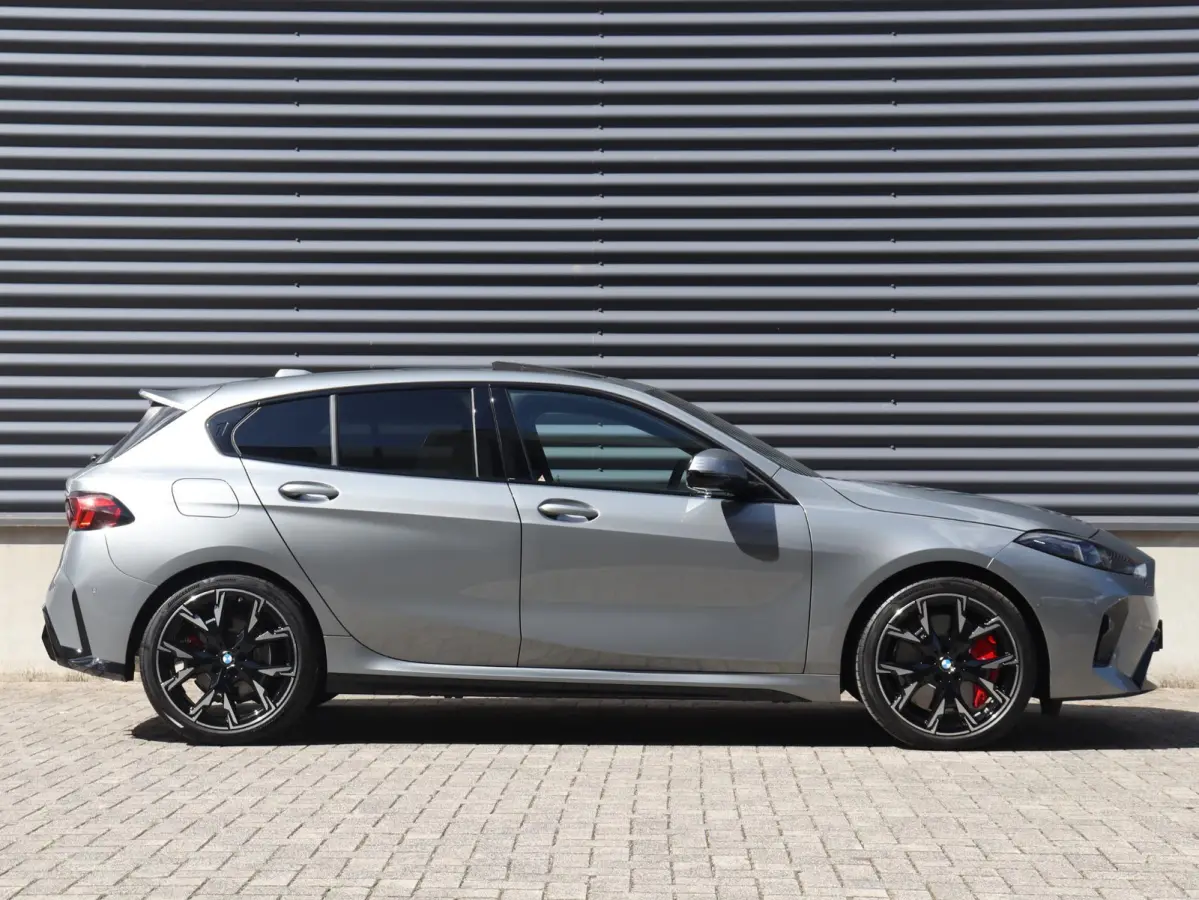 5-deurs 120 | M Sportpakket Pro | Premium Pack | Panodak | Harman Kardon | Getint Glas | Comfort Access | Elektr. Achterklep | 19'' LMV