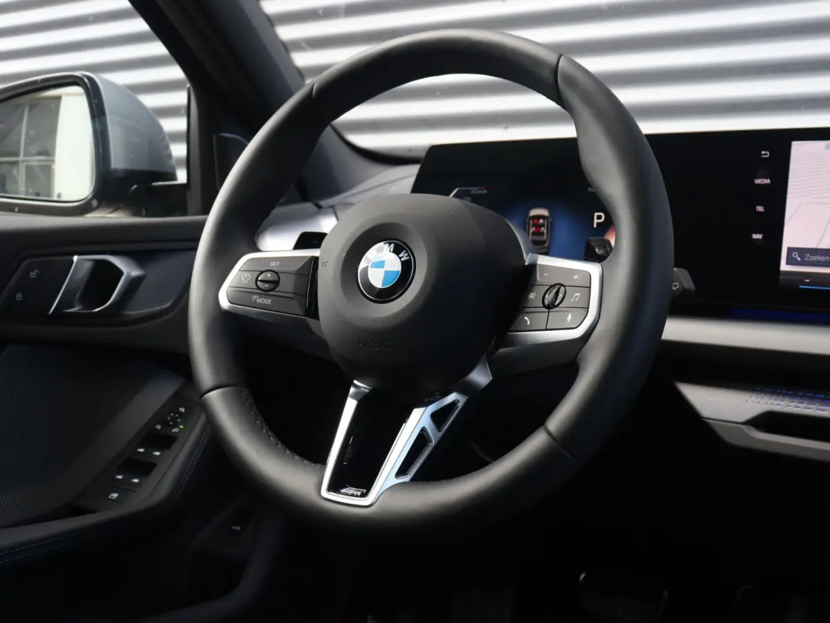 5-deurs 120 | M Sportpakket Pro | Premium Pack | Panodak | Harman Kardon | Getint Glas | Comfort Access | Elektr. Achterklep | 19'' LMV
