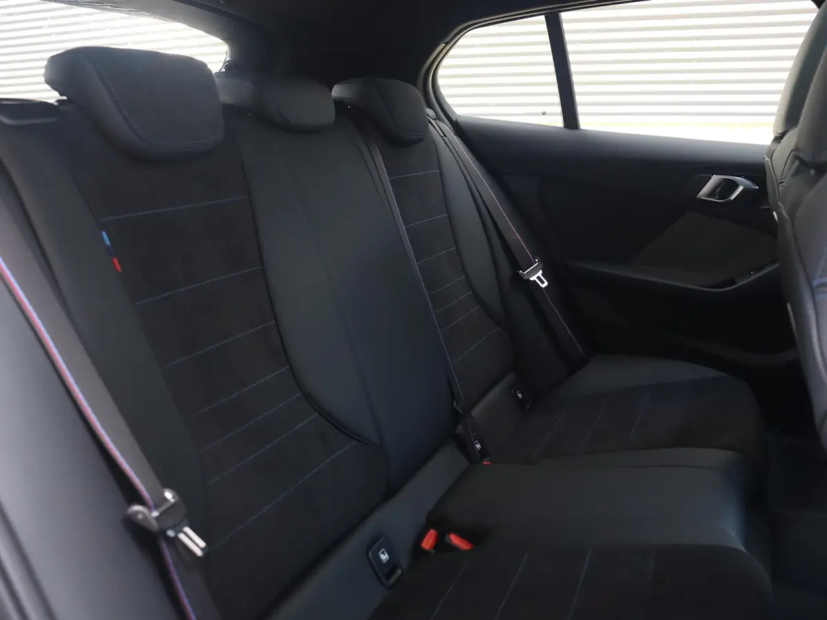 5-deurs 120 | M Sportpakket Pro | Premium Pack | Panodak | Harman Kardon | Getint Glas | Comfort Access | Elektr. Achterklep | 19'' LMV