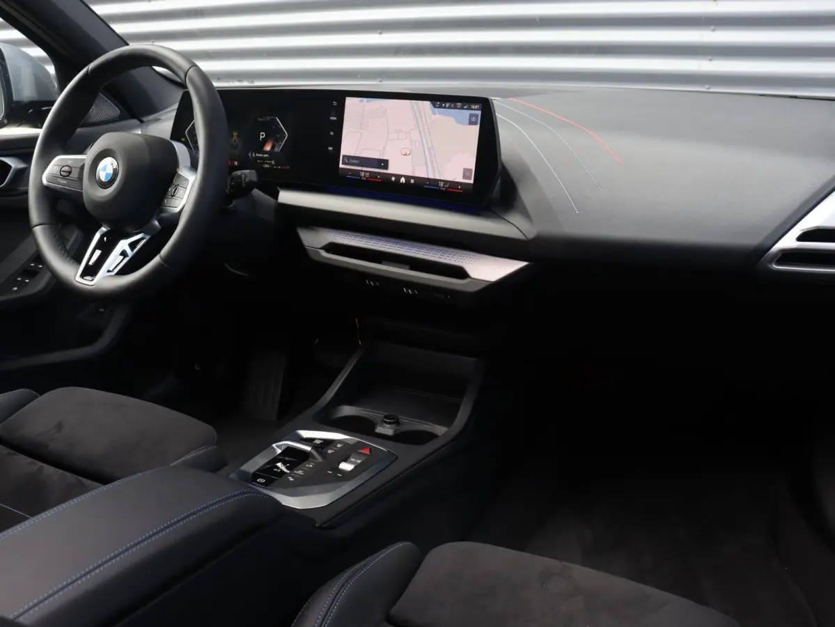 5-deurs 120 | M Sportpakket Pro | Premium Pack | Panodak | Harman Kardon | Getint Glas | Comfort Access | Elektr. Achterklep | 19'' LMV