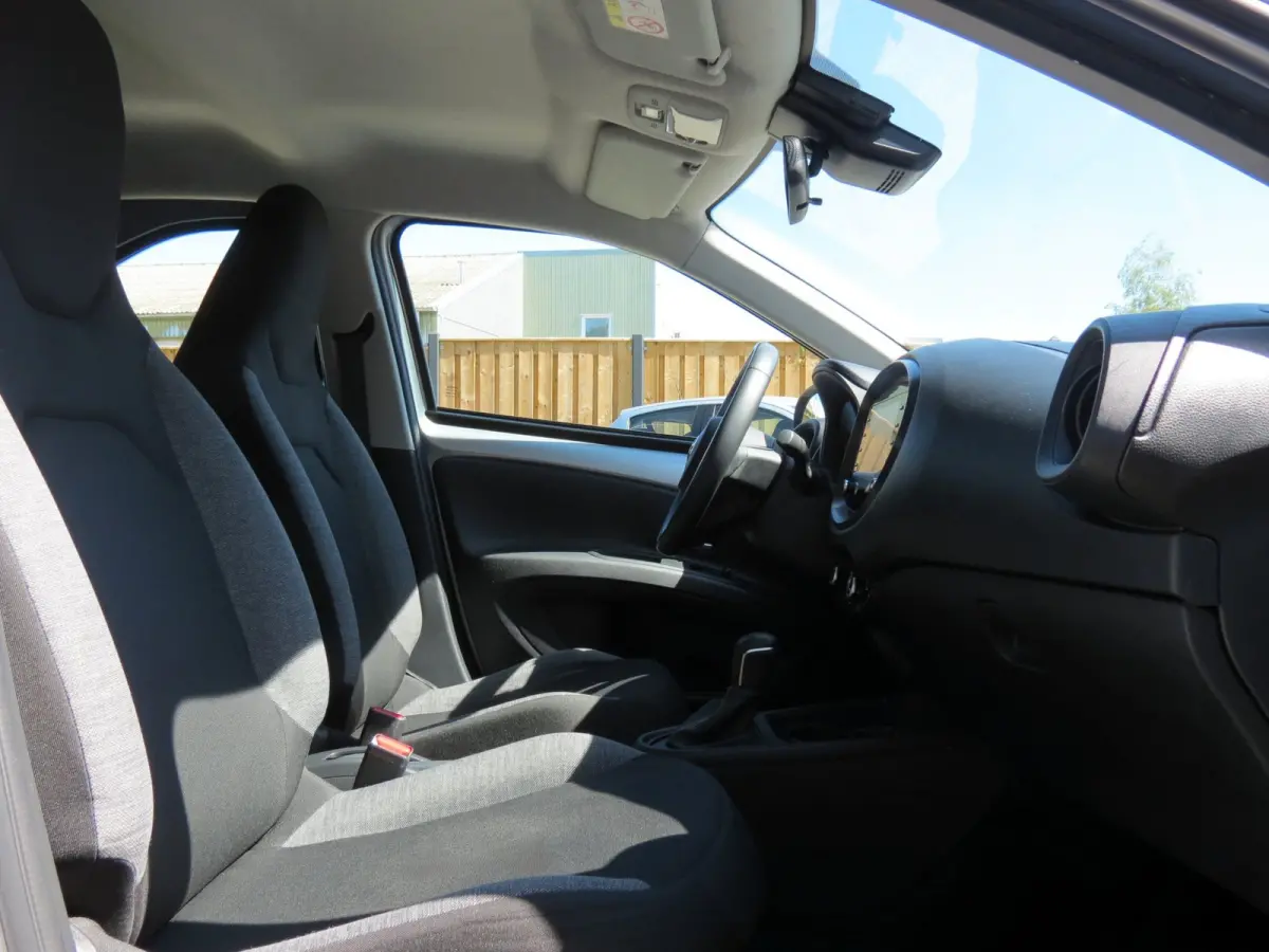 1.0 VVT-i First AUTOMAAT | CAMERA | STOELVERWARMING | APPLE CARPLAY | KEYLESS ENTRY | CLIMA | DEALER ONDERHOUDEN |
