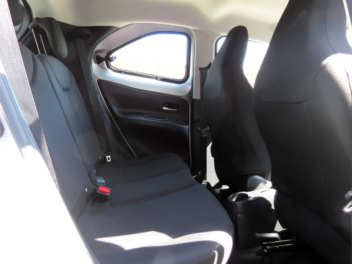 1.0 VVT-i First AUTOMAAT | CAMERA | STOELVERWARMING | APPLE CARPLAY | KEYLESS ENTRY | CLIMA | DEALER ONDERHOUDEN |