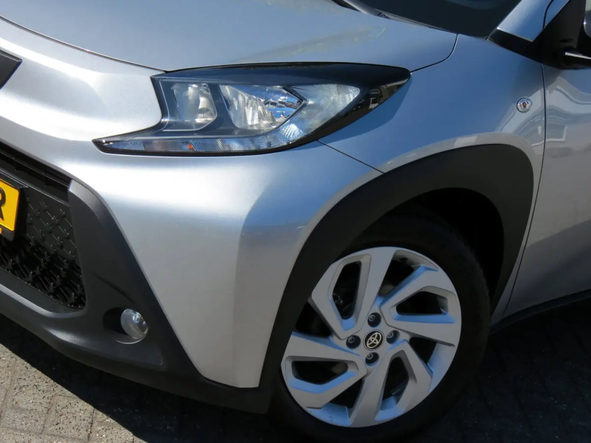1.0 VVT-i First AUTOMAAT | CAMERA | STOELVERWARMING | APPLE CARPLAY | KEYLESS ENTRY | CLIMA | DEALER ONDERHOUDEN |