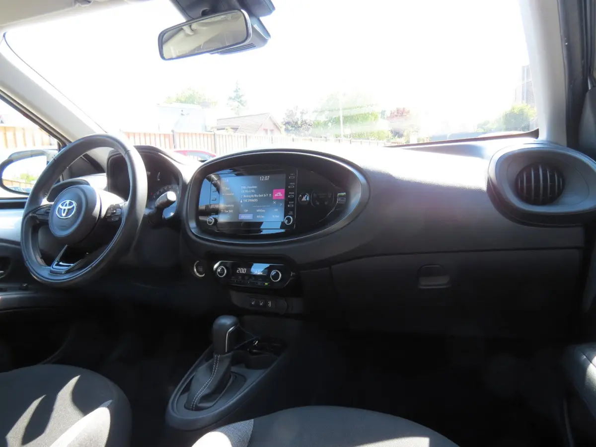 1.0 VVT-i First AUTOMAAT | CAMERA | STOELVERWARMING | APPLE CARPLAY | KEYLESS ENTRY | CLIMA | DEALER ONDERHOUDEN |