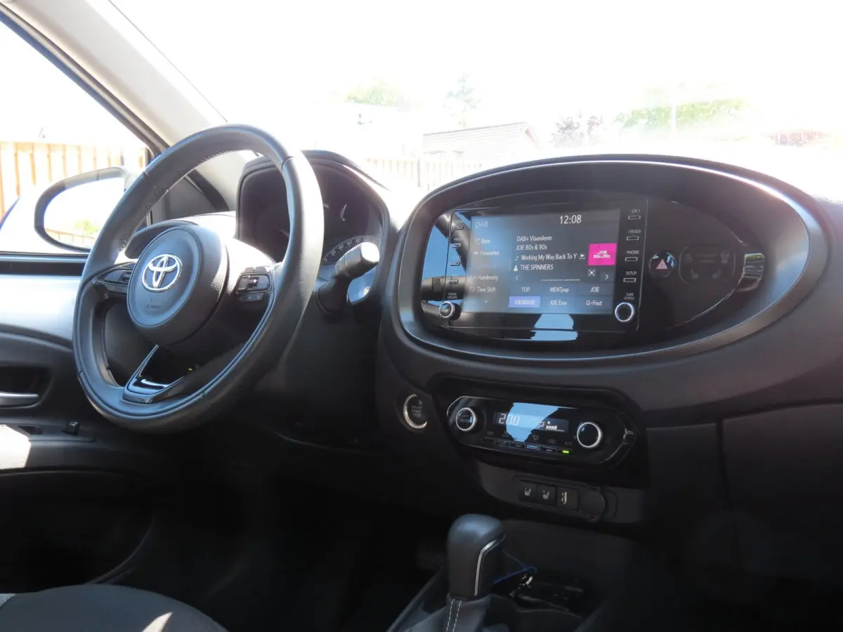 1.0 VVT-i First AUTOMAAT | CAMERA | STOELVERWARMING | APPLE CARPLAY | KEYLESS ENTRY | CLIMA | DEALER ONDERHOUDEN |