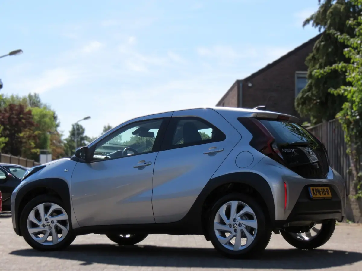 1.0 VVT-i First AUTOMAAT | CAMERA | STOELVERWARMING | APPLE CARPLAY | KEYLESS ENTRY | CLIMA | DEALER ONDERHOUDEN |