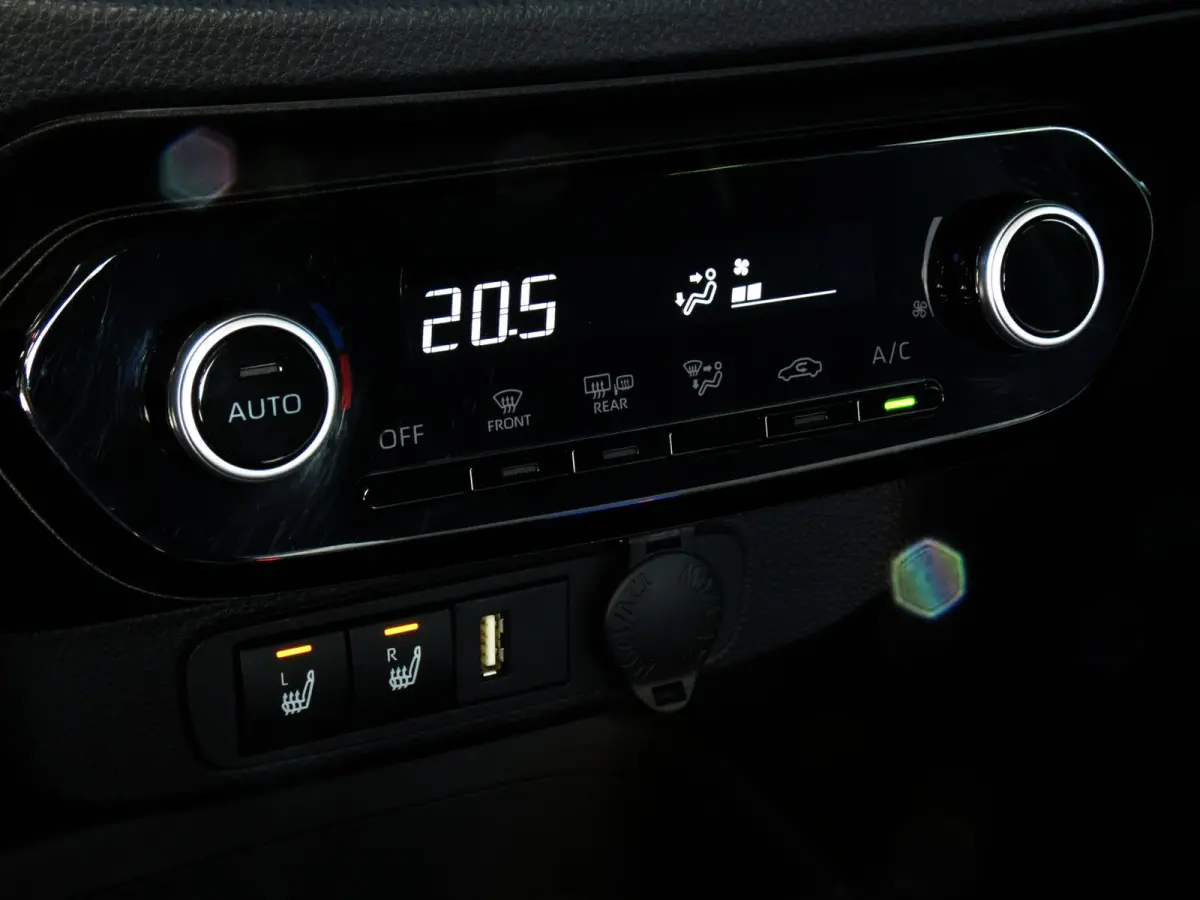 1.0 VVT-i First AUTOMAAT | CAMERA | STOELVERWARMING | APPLE CARPLAY | KEYLESS ENTRY | CLIMA | DEALER ONDERHOUDEN |