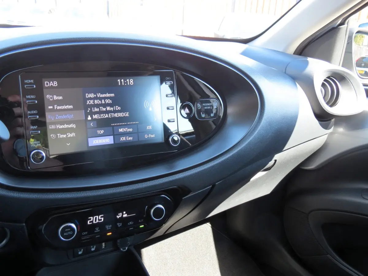 1.0 VVT-i First AUTOMAAT | CAMERA | STOELVERWARMING | APPLE CARPLAY | KEYLESS ENTRY | CLIMA | DEALER ONDERHOUDEN |