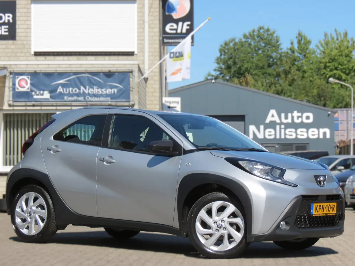 1.0 VVT-i First AUTOMAAT | CAMERA | STOELVERWARMING | APPLE CARPLAY | KEYLESS ENTRY | CLIMA | DEALER ONDERHOUDEN |