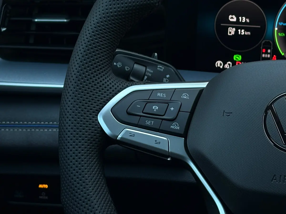 R-Line Edition | 'App-Connect' draadloze smartphone integratie | Automatische afstandsregeling (Adaptive Cruise Control) | Black Style Pakket