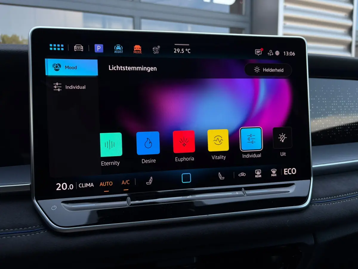 R-Line Edition | 'App-Connect' draadloze smartphone integratie | Automatische afstandsregeling (Adaptive Cruise Control) | Black Style Pakket