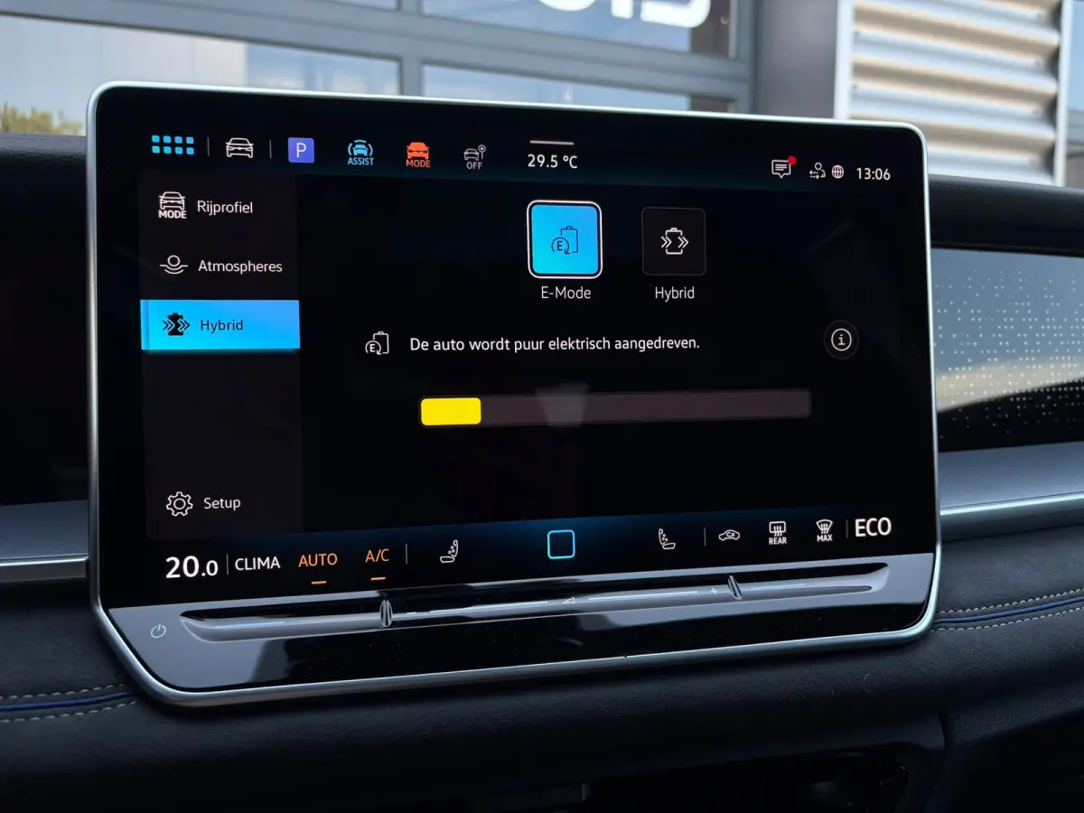 R-Line Edition | 'App-Connect' draadloze smartphone integratie | Automatische afstandsregeling (Adaptive Cruise Control) | Black Style Pakket