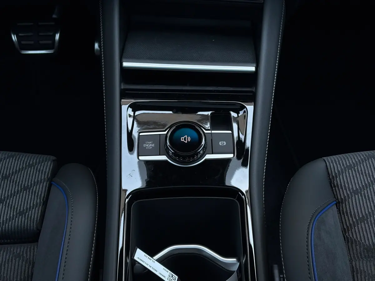 R-Line Edition | 'App-Connect' draadloze smartphone integratie | Automatische afstandsregeling (Adaptive Cruise Control) | Black Style Pakket