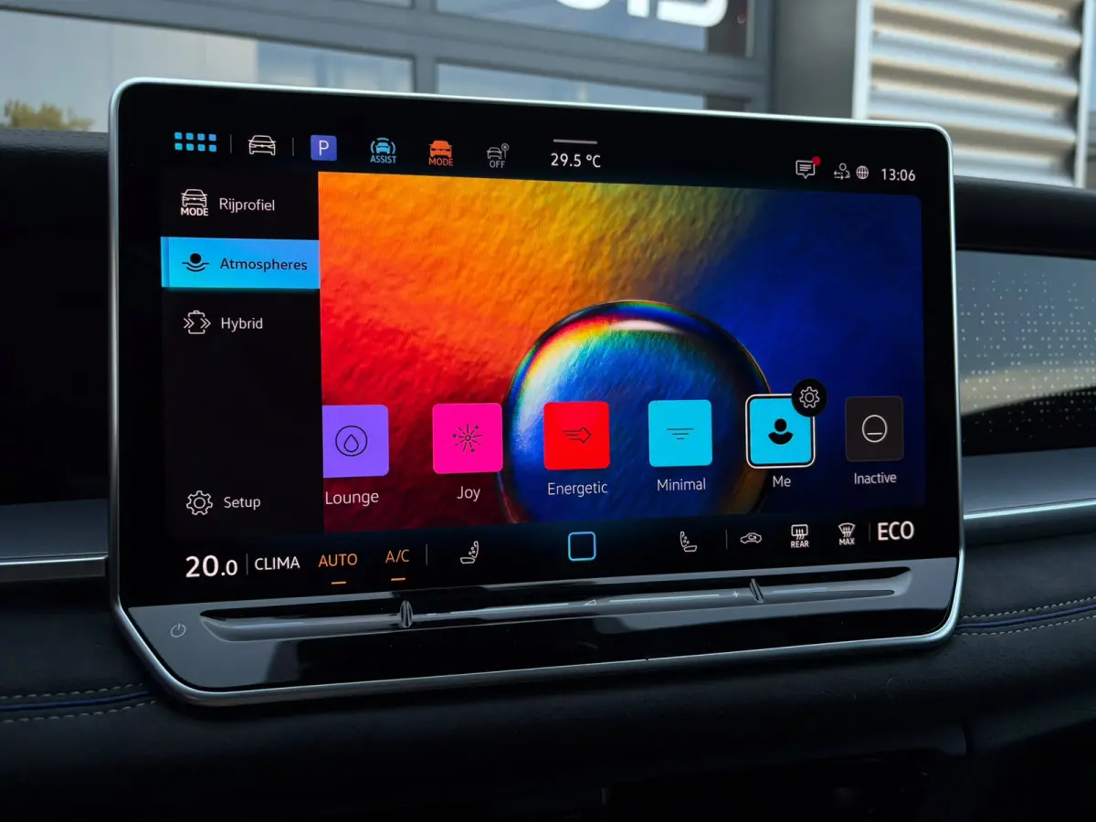 R-Line Edition | 'App-Connect' draadloze smartphone integratie | Automatische afstandsregeling (Adaptive Cruise Control) | Black Style Pakket