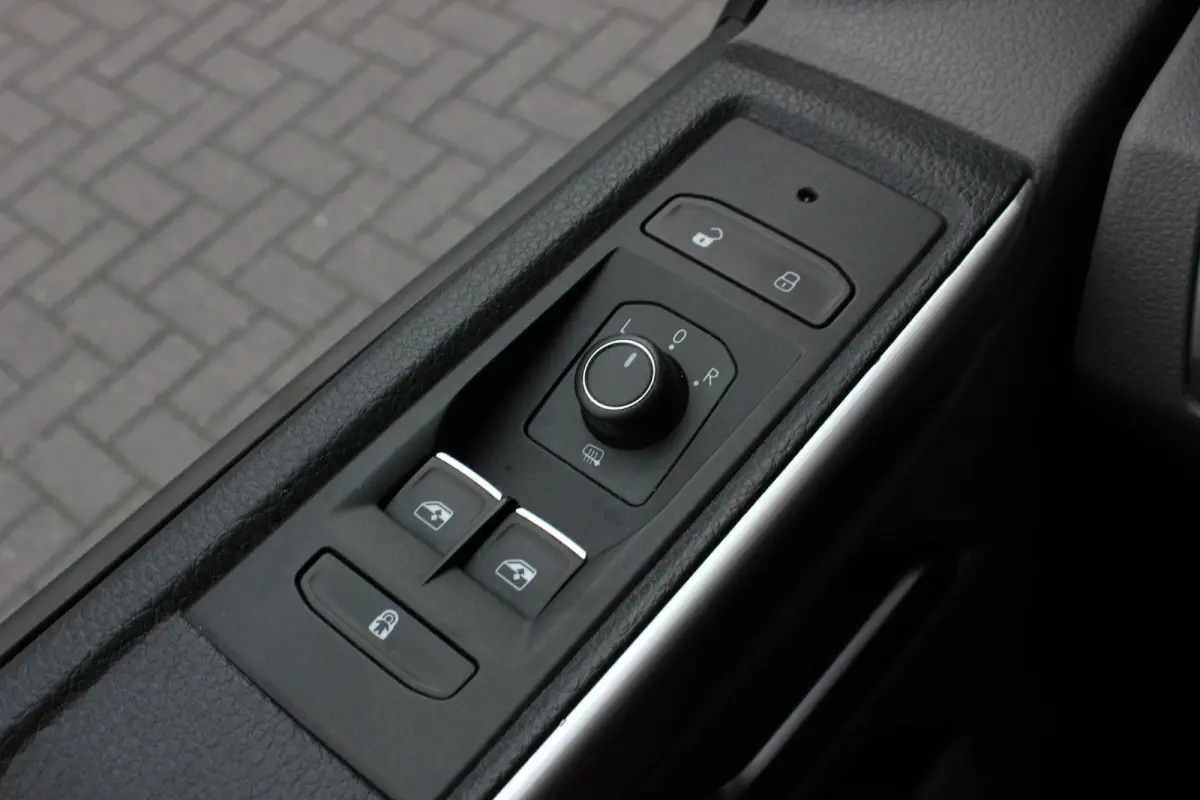 2.0 TDI L2H1 150PK BULLI DC DUBBEL CABINE / JB-EDITION / FULL OPTIONS / LEDER BEKLEDING / FULL BLACK/ APPLE