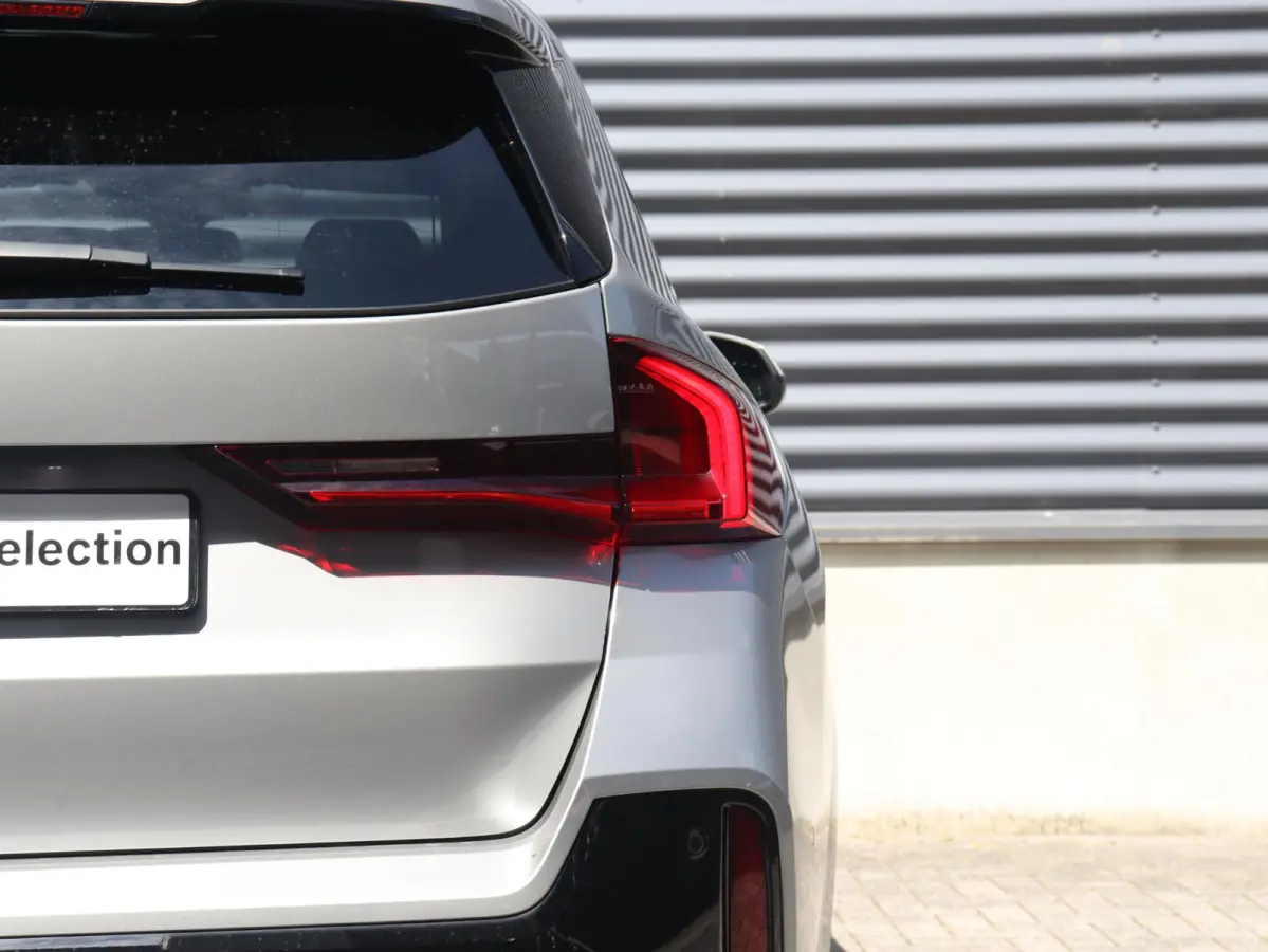 xDrive25e | M Sportpakket | Trekhaak | Getint Glas | Verwarmbare Voorstoelen | Apple Carplay | Camera | Sportstoelen | SOH 98% | 18'' LMV