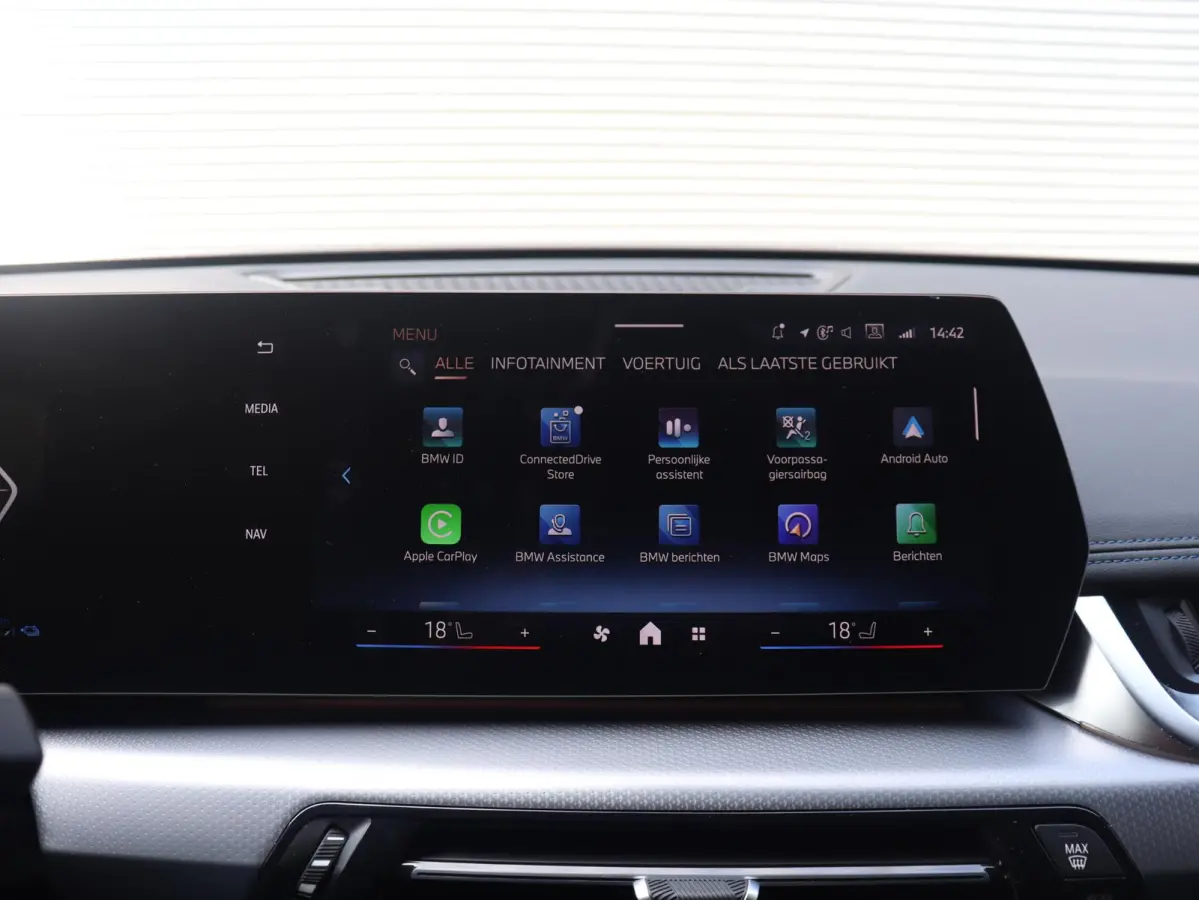 xDrive25e | M Sportpakket | Trekhaak | Getint Glas | Verwarmbare Voorstoelen | Apple Carplay | Camera | Sportstoelen | SOH 98% | 18'' LMV
