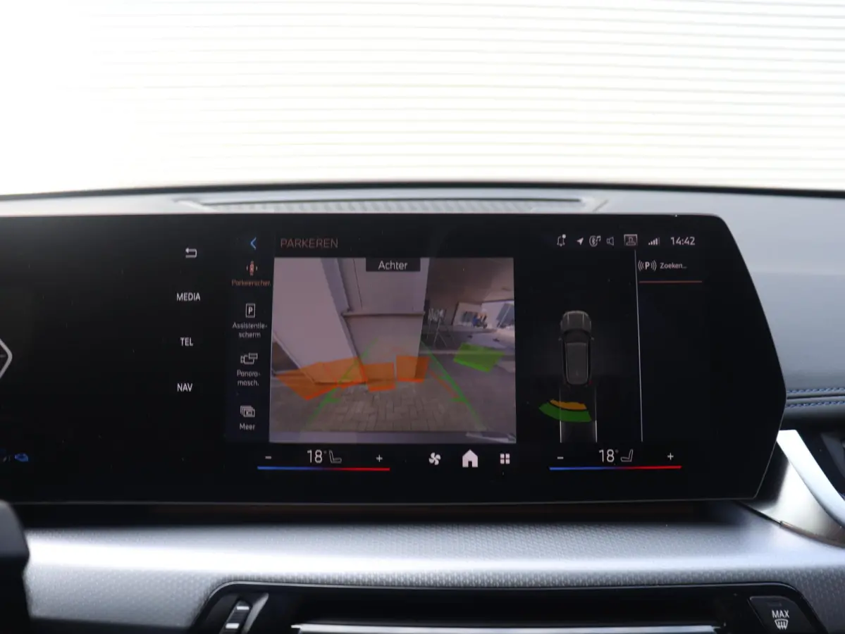 xDrive25e | M Sportpakket | Trekhaak | Getint Glas | Verwarmbare Voorstoelen | Apple Carplay | Camera | Sportstoelen | SOH 98% | 18'' LMV