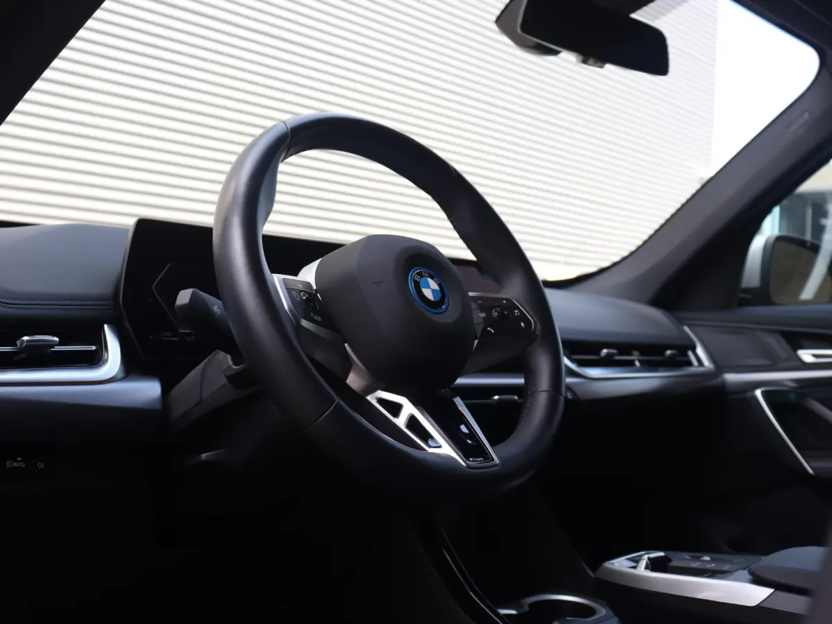 xDrive25e | M Sportpakket | Trekhaak | Getint Glas | Verwarmbare Voorstoelen | Apple Carplay | Camera | Sportstoelen | SOH 98% | 18'' LMV