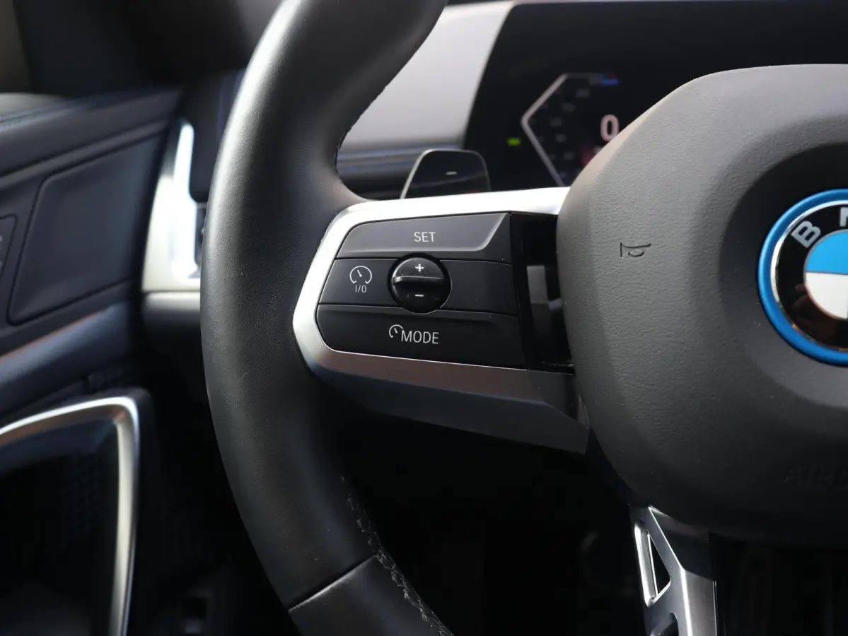 xDrive25e | M Sportpakket | Trekhaak | Getint Glas | Verwarmbare Voorstoelen | Apple Carplay | Camera | Sportstoelen | SOH 98% | 18'' LMV