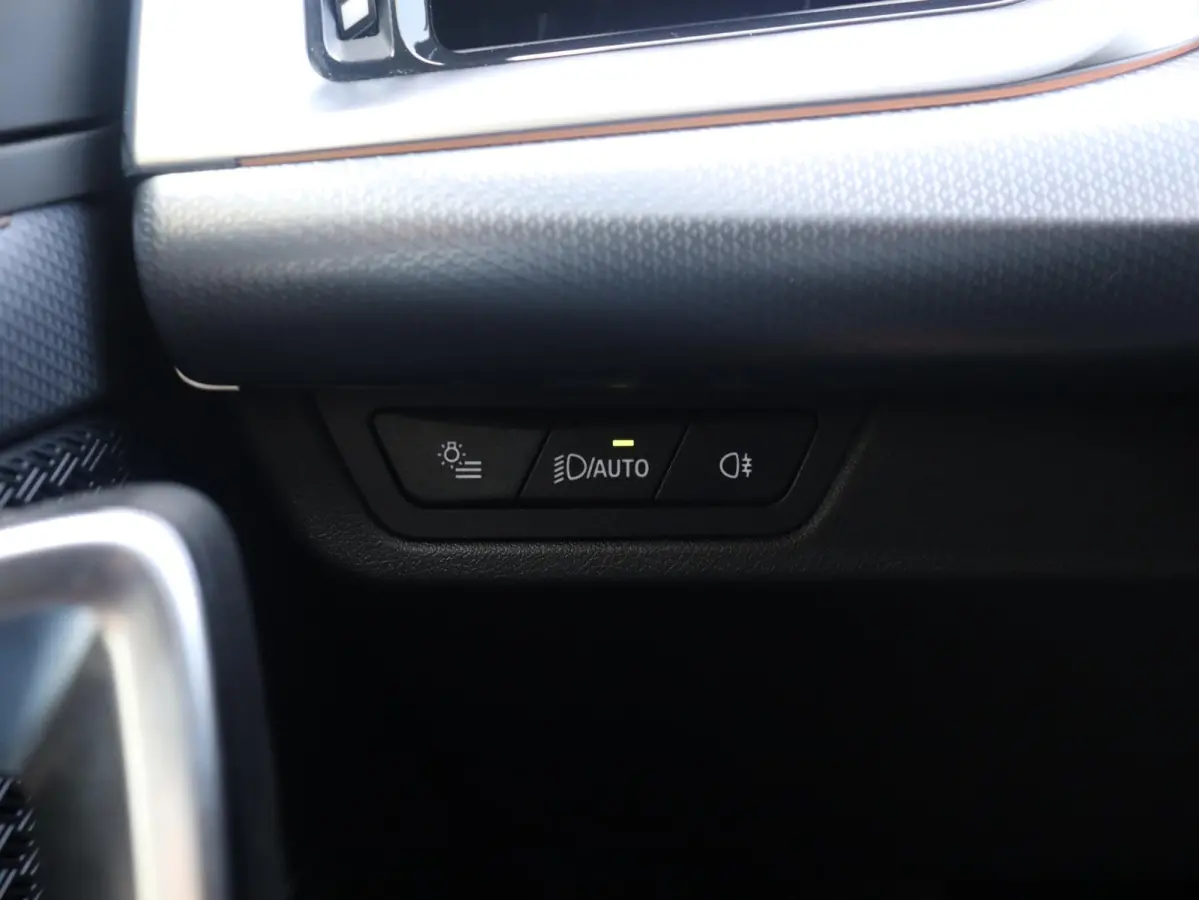 xDrive25e | M Sportpakket | Trekhaak | Getint Glas | Verwarmbare Voorstoelen | Apple Carplay | Camera | Sportstoelen | SOH 98% | 18'' LMV
