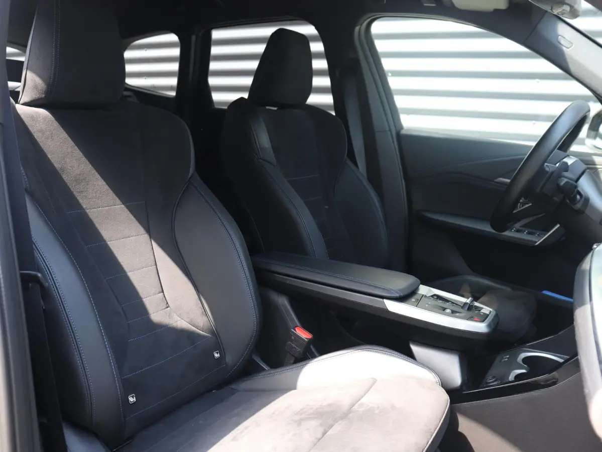 xDrive25e | M Sportpakket | Trekhaak | Getint Glas | Verwarmbare Voorstoelen | Apple Carplay | Camera | Sportstoelen | SOH 98% | 18'' LMV