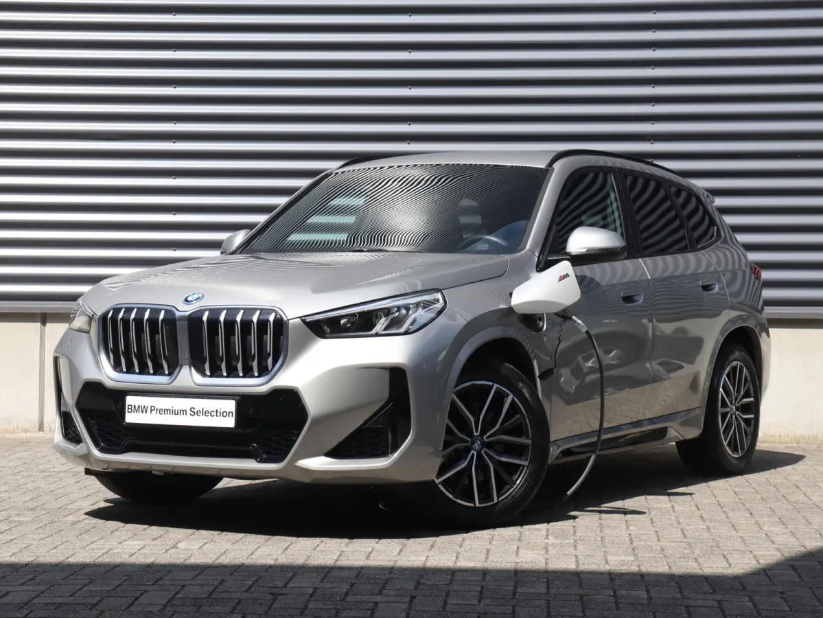xDrive25e | M Sportpakket | Trekhaak | Getint Glas | Verwarmbare Voorstoelen | Apple Carplay | Camera | Sportstoelen | SOH 98% | 18'' LMV