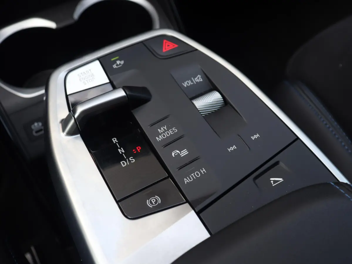 xDrive25e | M Sportpakket | Trekhaak | Getint Glas | Verwarmbare Voorstoelen | Apple Carplay | Camera | Sportstoelen | SOH 98% | 18'' LMV