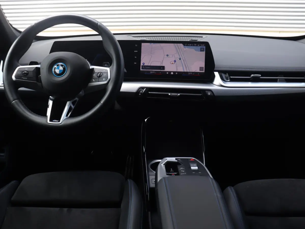 xDrive25e | M Sportpakket | Trekhaak | Getint Glas | Verwarmbare Voorstoelen | Apple Carplay | Camera | Sportstoelen | SOH 98% | 18'' LMV
