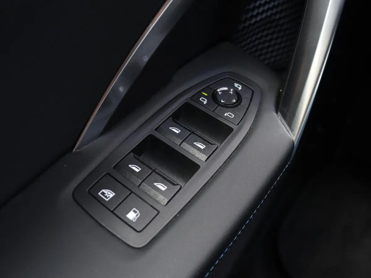 xDrive25e | M Sportpakket | Trekhaak | Getint Glas | Verwarmbare Voorstoelen | Apple Carplay | Camera | Sportstoelen | SOH 98% | 18'' LMV
