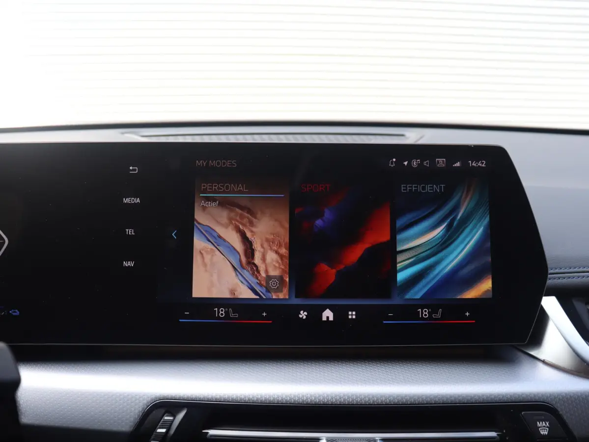 xDrive25e | M Sportpakket | Trekhaak | Getint Glas | Verwarmbare Voorstoelen | Apple Carplay | Camera | Sportstoelen | SOH 98% | 18'' LMV