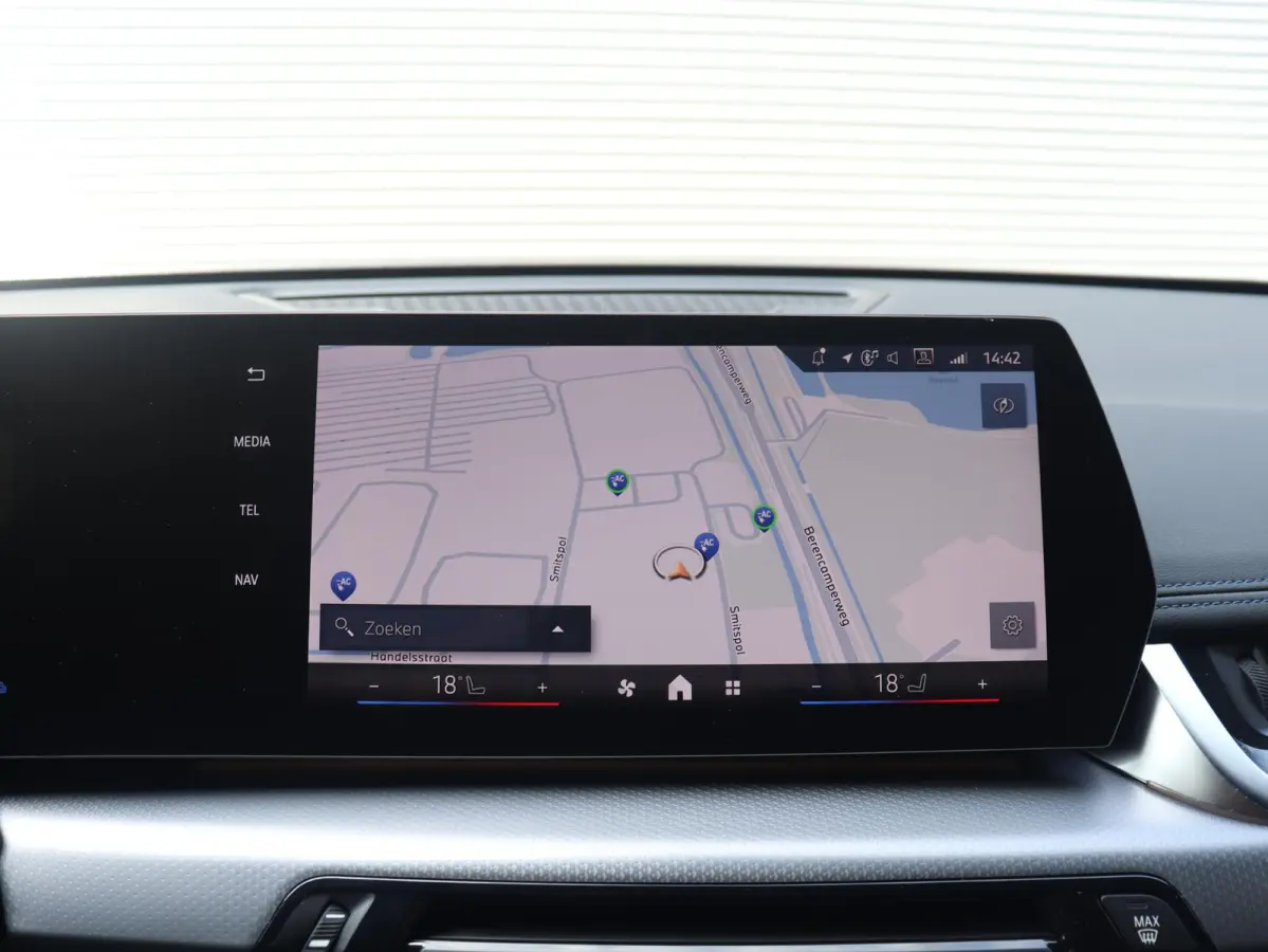 xDrive25e | M Sportpakket | Trekhaak | Getint Glas | Verwarmbare Voorstoelen | Apple Carplay | Camera | Sportstoelen | SOH 98% | 18'' LMV