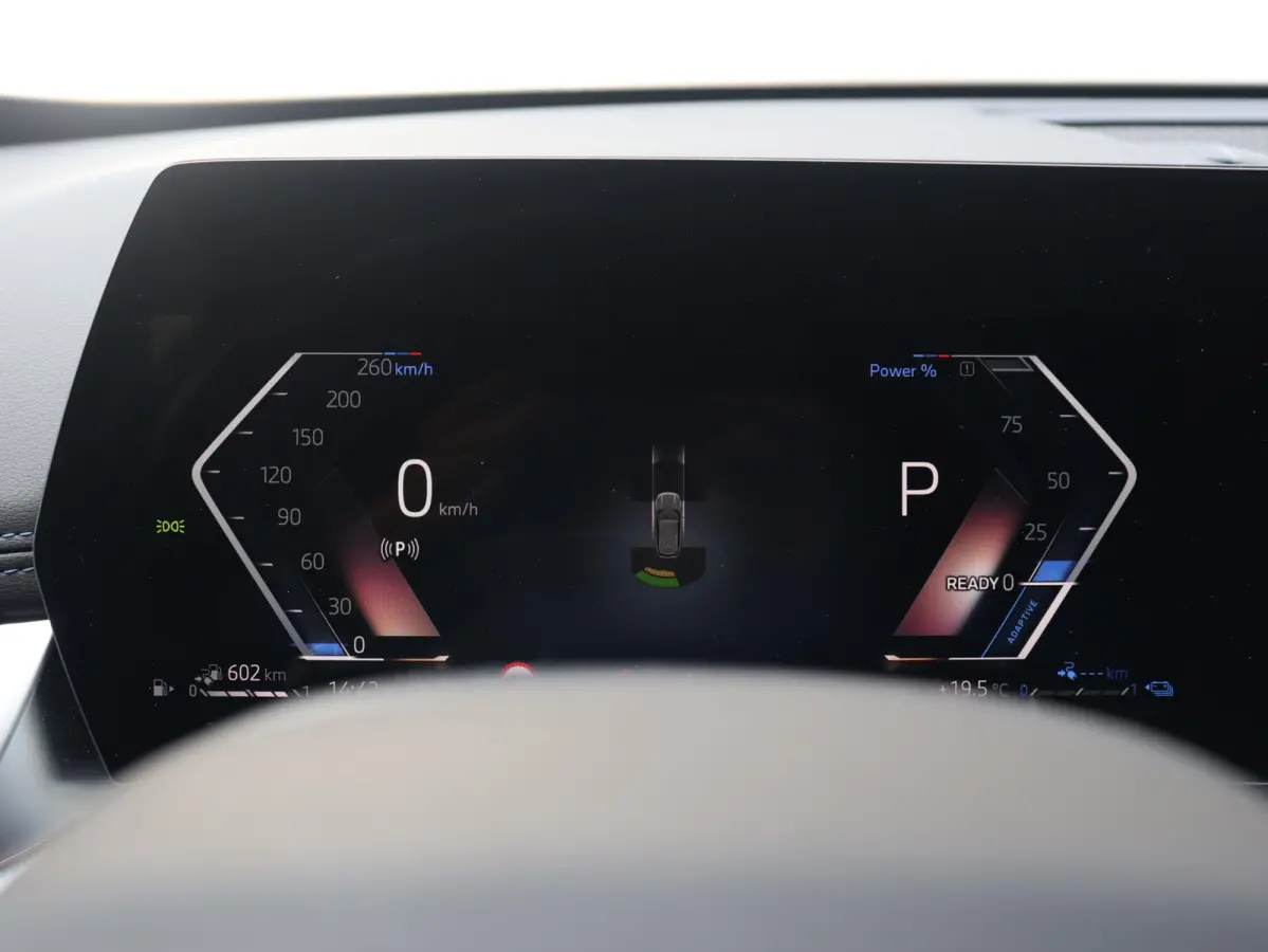 xDrive25e | M Sportpakket | Trekhaak | Getint Glas | Verwarmbare Voorstoelen | Apple Carplay | Camera | Sportstoelen | SOH 98% | 18'' LMV