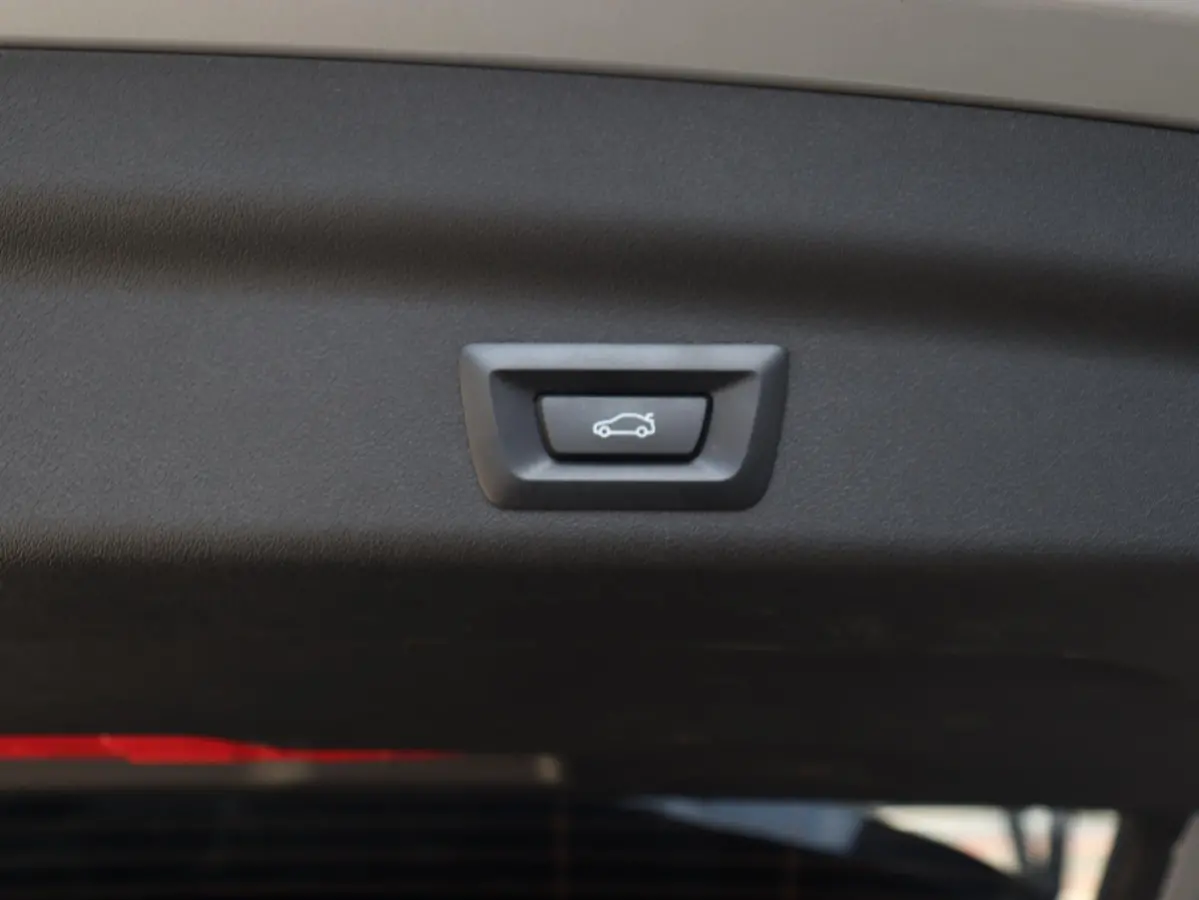xDrive25e | M Sportpakket | Trekhaak | Getint Glas | Verwarmbare Voorstoelen | Apple Carplay | Camera | Sportstoelen | SOH 98% | 18'' LMV