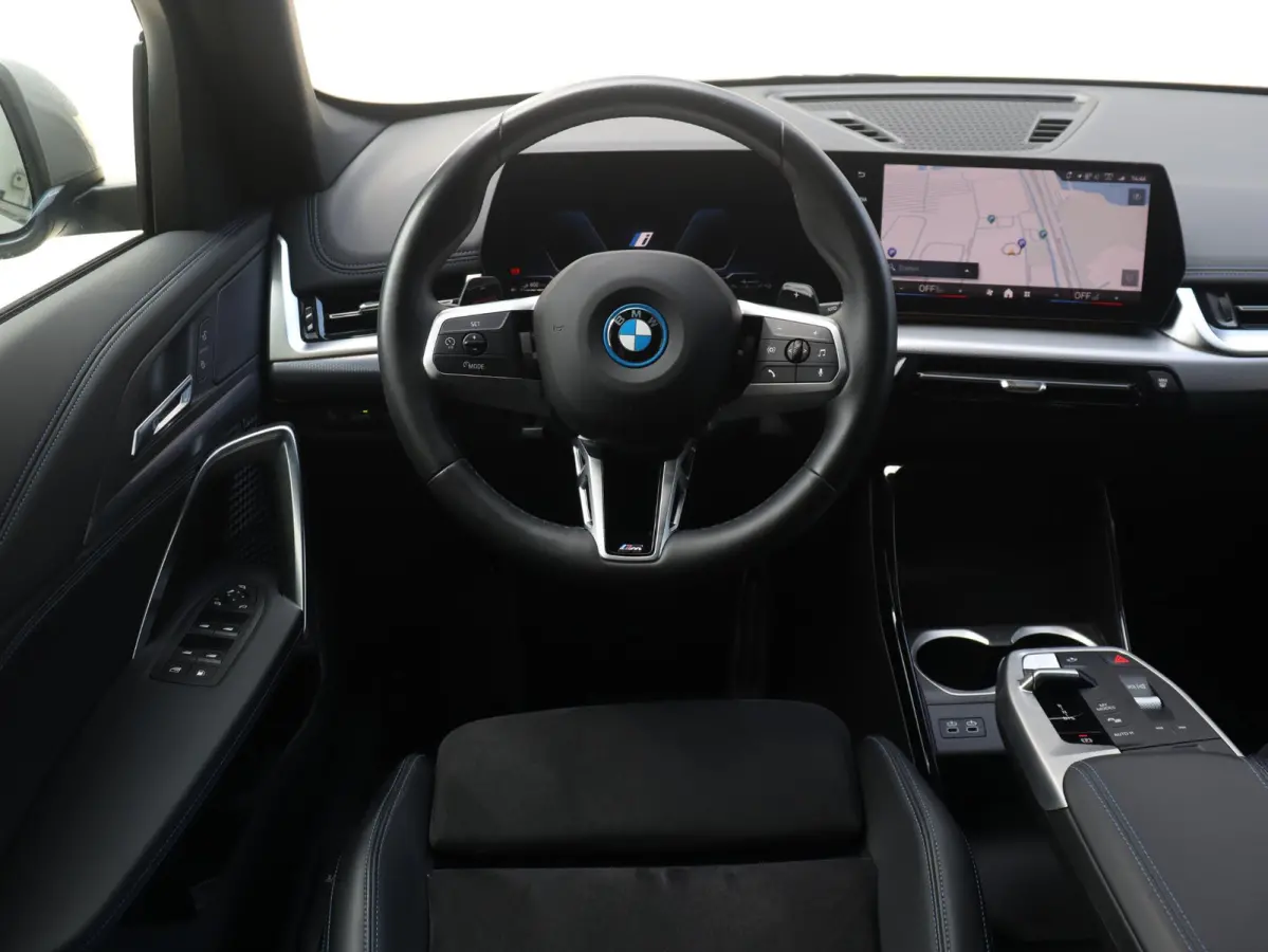 xDrive25e | M Sportpakket | Trekhaak | Getint Glas | Verwarmbare Voorstoelen | Apple Carplay | Camera | Sportstoelen | SOH 98% | 18'' LMV