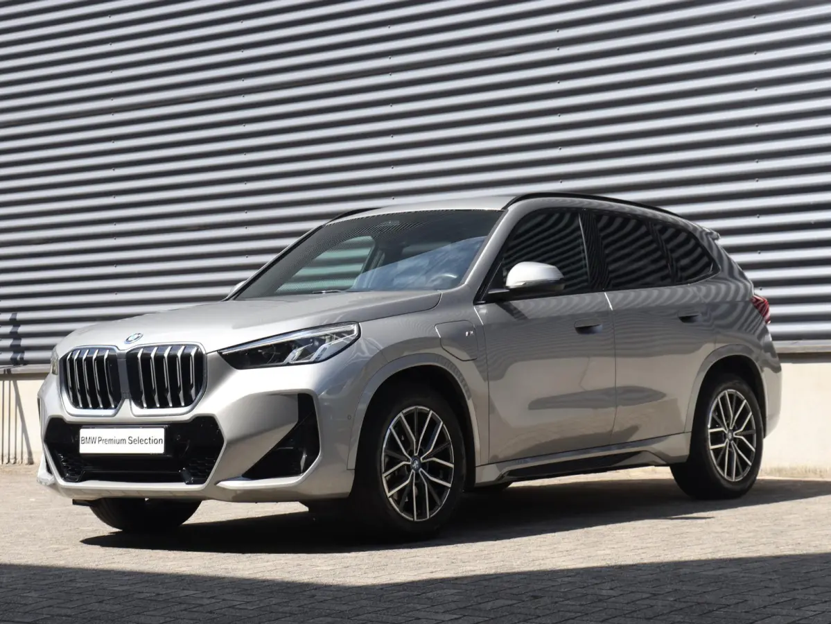 xDrive25e | M Sportpakket | Trekhaak | Getint Glas | Verwarmbare Voorstoelen | Apple Carplay | Camera | Sportstoelen | SOH 98% | 18'' LMV