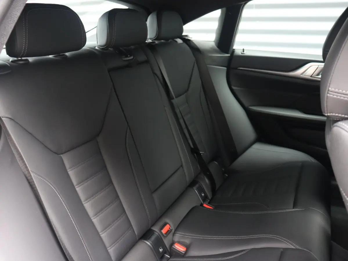 eDrive35 | High Executive | M Sportpakket | Head-Up | Trekhaak | Camera | Hi-Fi | Voorstoelen Verwarmd | SOH 100% | 18'' LMV