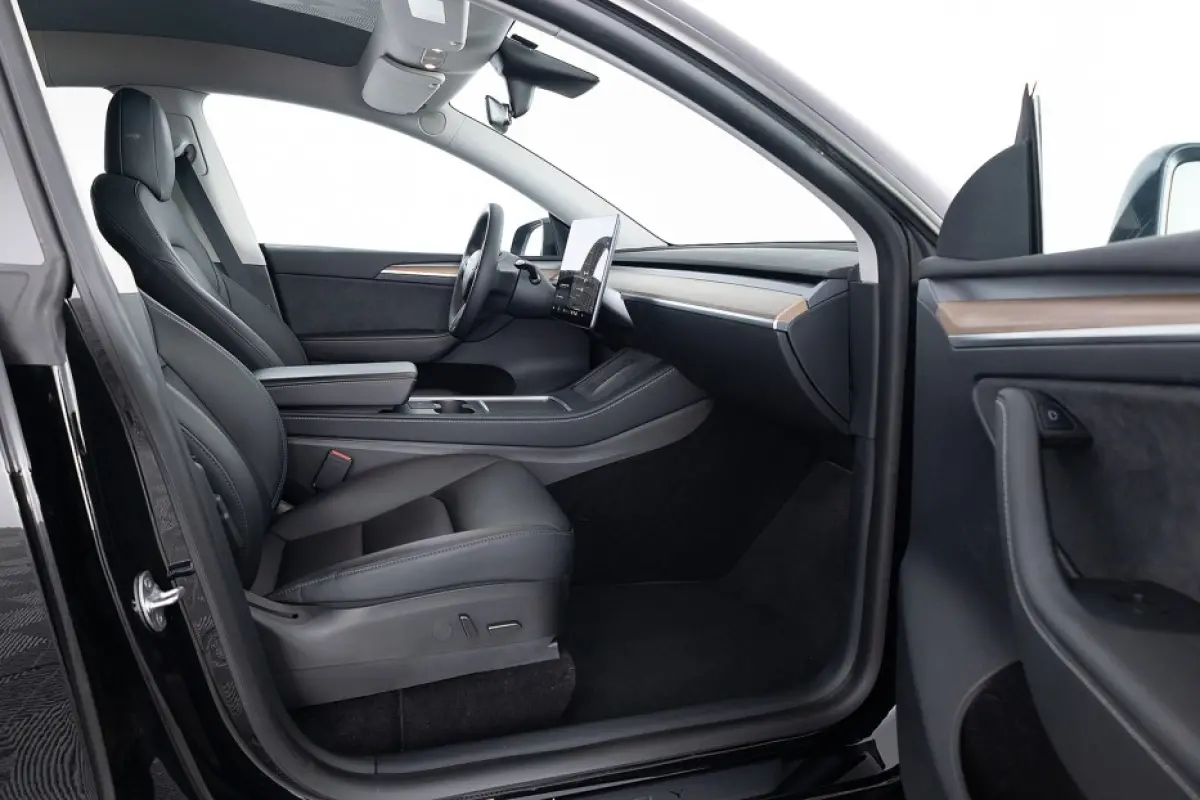 Long Range AWD 75 kWh | BLACK | 20 INCH | PANORAMADAK | LEDER