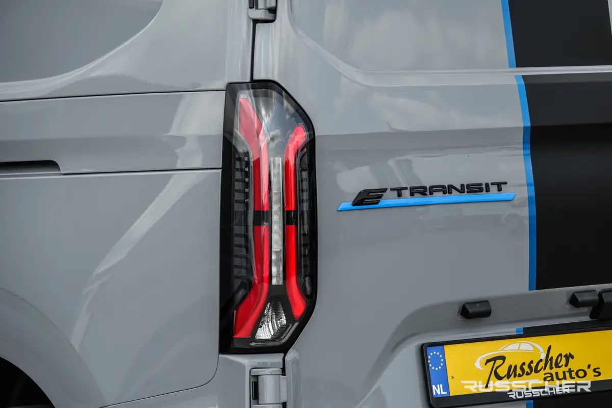 E-Transit L2H1 218Pk Aut. | | Nieuwe 71kWh Accu | 5-Persoons | Elektrisch | Sport 320 | 360° Camera | 19''
