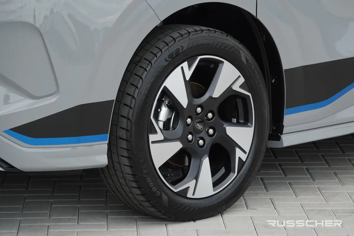 E-Transit L2H1 218Pk Aut. | | Nieuwe 71kWh Accu | 5-Persoons | Elektrisch | Sport 320 | 360° Camera | 19''