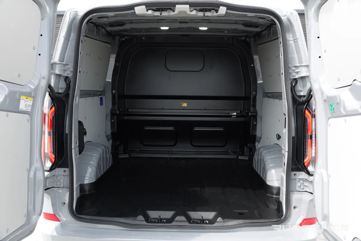 E-Transit L2H1 218Pk Aut. | | Nieuwe 71kWh Accu | 5-Persoons | Elektrisch | Sport 320 | 360° Camera | 19''