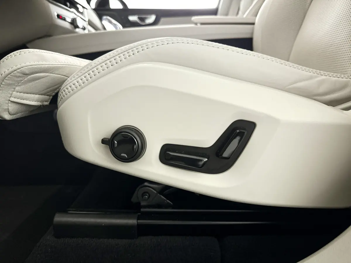 T8 Plug-in hybrid AWD Ultra Dark | Panoramadak | 360° camera | Luchtvering | Harman Kardon | Head-up display | Stoel- en stuurverwarming