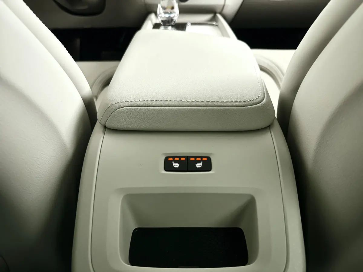 T8 Plug-in hybrid AWD Ultra Dark | Panoramadak | 360° camera | Luchtvering | Harman Kardon | Head-up display | Stoel- en stuurverwarming