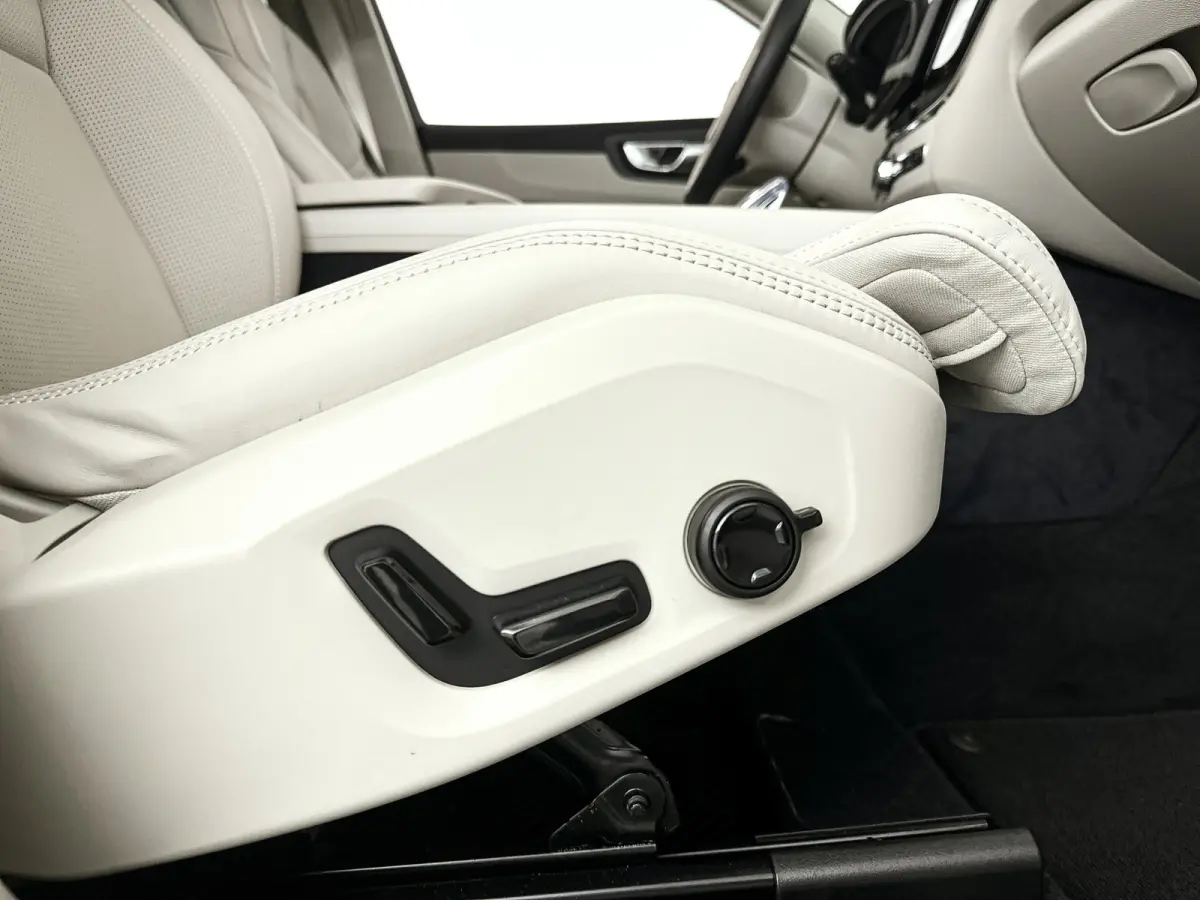 T8 Plug-in hybrid AWD Ultra Dark | Panoramadak | 360° camera | Luchtvering | Harman Kardon | Head-up display | Stoel- en stuurverwarming