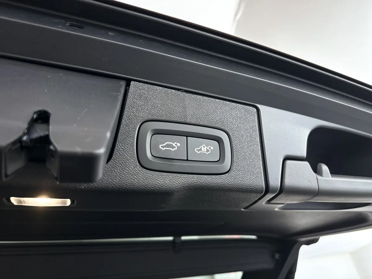 T8 Plug-in hybrid AWD Ultra Dark | Panoramadak | 360° camera | Luchtvering | Harman Kardon | Head-up display | Stoel- en stuurverwarming