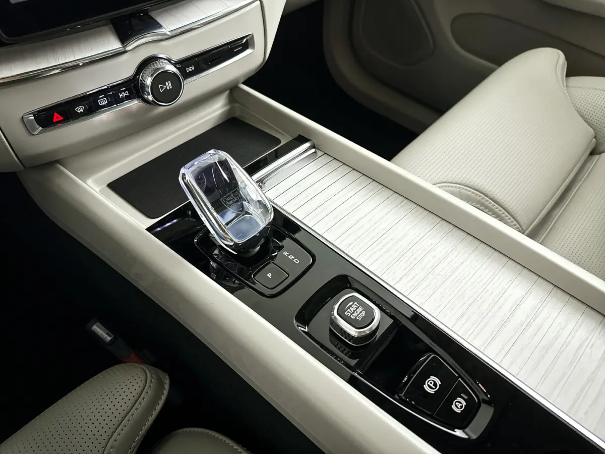 T8 Plug-in hybrid AWD Ultra Dark | Panoramadak | 360° camera | Luchtvering | Harman Kardon | Head-up display | Stoel- en stuurverwarming