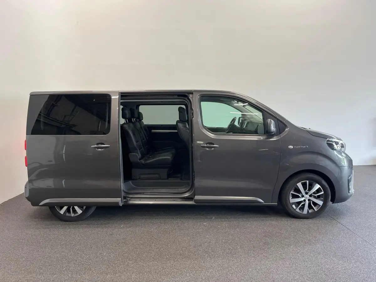 Verso L2 Extra Range Luxury 75 kWh 8p Personen bus Panorama dak Lederen bekleding Voorstoelen Climate Control Apple Carplay Android Auto Parkeer sensoren Cruise Control Bumpers in kleur