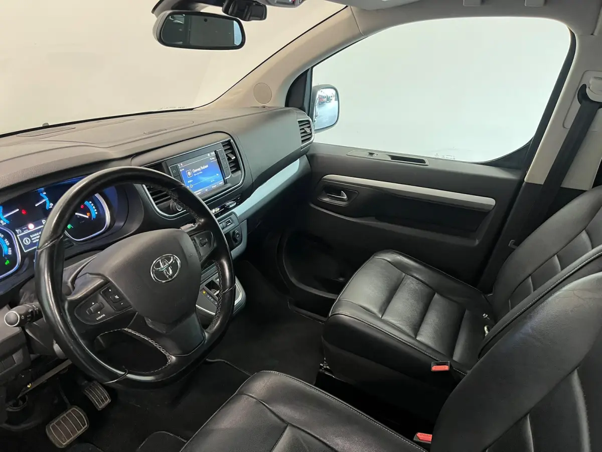 Verso L2 Extra Range Luxury 75 kWh 8p Personen bus Panorama dak Lederen bekleding Voorstoelen Climate Control Apple Carplay Android Auto Parkeer sensoren Cruise Control Bumpers in kleur