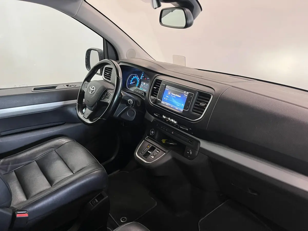 Verso L2 Extra Range Luxury 75 kWh 8p Personen bus Panorama dak Lederen bekleding Voorstoelen Climate Control Apple Carplay Android Auto Parkeer sensoren Cruise Control Bumpers in kleur